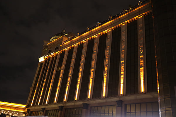 narrow 5 degree beam angle on a tall column